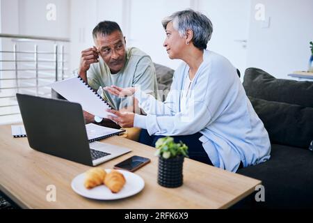 Seniorenpaar, Dokumente und Diskussionen für Hypothekenanträge, Finanzprüfung und Hausbesprechung. Ältere Frau, Mann und Papierkram für Immobilien Stockfoto