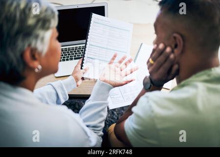 Seniorenpaar, Dokumente und Heim für Hypothekenanträge, Finanzprüfung und Planungsdiskussion. Ältere Frau, Mann und Papierkram Stockfoto