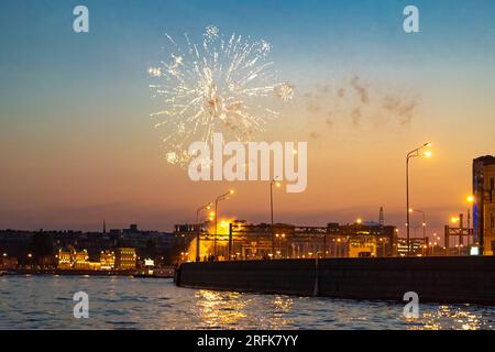 Weihnachtsfeuerwerk bei Nacht in Sankt petersburg, Russland. Hochwertiges Foto Stockfoto