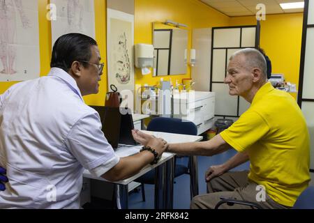 Budapest, Ungarn. 20. Juli 2023. Chen Zhen (L), Präsident des Zentrums für traditionelle chinesische Medizin in Qihuang, diagnostiziert Jozsef Frenyo im Zentrum in Budapest, Ungarn, 20. Juli 2023. ZU „China Focus: Traditional Chinese Medicine brings overseas patients New Lease of Life“: Attila Volgyi/Xinhua/Alamy Live News Stockfoto