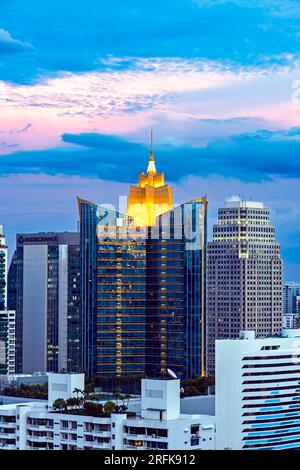 Die abendliche Skyline von Bangkok, Sukhumvit, Thailand Stockfoto