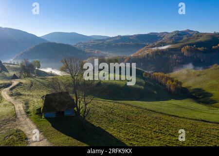 Luftaufnahme eines Berggehöfts im Herbst bei frühen Morgenlichtern. Siebenbürgen, Rumänien Stockfoto