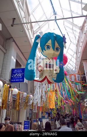 August 4 2023, Tokio, Japan: Asagaya Tanabata Festival in der Pearl Center Shopping Street. Das Festival wurde 1954 von Händlern ins Leben gerufen, die ihre Kunden steigern wollten. Das Festival ist berühmt für seine Nachbildungen von Zeichentrickfiguren aus Papiermaschinerie sowie die traditionellen japanischen Spiele und eine große Vielfalt an Speisen. Kredit: Michael Steinebach/AFLO/Alamy Live News Stockfoto