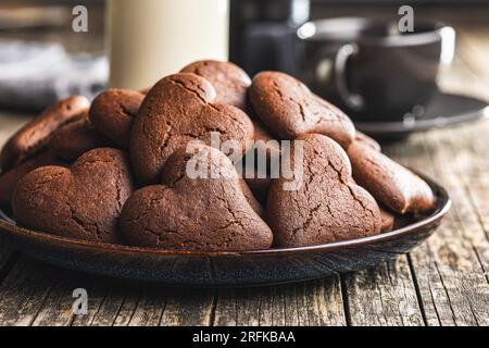 Herzförmige Kekse auf dem Teller. Stockfoto