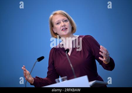 Berlin, Deutschland. 04. Aug. 2023. Lisa Paus (Bündnis 90/die Grünen), Bundesministerin für Familie, Frauen, Senioren und Jugend, spricht auf einer Pressekonferenz über die Umsetzung des Kita-Qualitätsgesetzes. Nach Angaben des Ministers wollen die Staaten in Zukunft rund 4/5 der Mittel in die Qualitätsentwicklung investieren. Kredit: Britta Pedersen/dpa/Alamy Live News Stockfoto