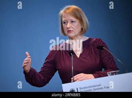 Berlin, Deutschland. 04. Aug. 2023. Lisa Paus (Bündnis 90/die Grünen), Bundesministerin für Familie, Frauen, Senioren und Jugend, spricht auf einer Pressekonferenz über die Umsetzung des Kita-Qualitätsgesetzes. Nach Angaben des Ministers wollen die Staaten in Zukunft rund 4/5 der Mittel in die Qualitätsentwicklung investieren. Kredit: Britta Pedersen/dpa/Alamy Live News Stockfoto