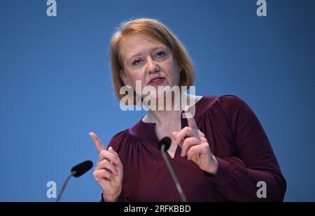 Berlin, Deutschland. 04. Aug. 2023. Lisa Paus (Bündnis 90/die Grünen), Bundesministerin für Familie, Frauen, Senioren und Jugend, spricht auf einer Pressekonferenz über die Umsetzung des Kita-Qualitätsgesetzes. Nach Angaben des Ministers wollen die Staaten in Zukunft rund 4/5 der Mittel in die Qualitätsentwicklung investieren. Kredit: Britta Pedersen/dpa/Alamy Live News Stockfoto