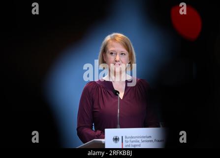 Berlin, Deutschland. 04. Aug. 2023. Lisa Paus (Bündnis 90/die Grünen), Bundesministerin für Familie, Frauen, Senioren und Jugend, spricht auf einer Pressekonferenz über die Umsetzung des Kita-Qualitätsgesetzes. Nach Angaben des Ministers wollen die Staaten in Zukunft rund 4/5 der Mittel in die Qualitätsentwicklung investieren. Kredit: Britta Pedersen/dpa/Alamy Live News Stockfoto