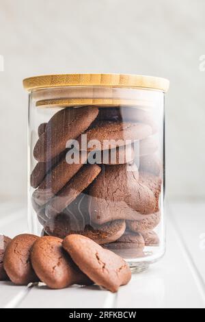 Herzförmige Kekse im Glas auf dem weißen Tisch. Stockfoto
