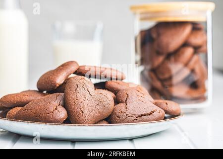 Herzförmige Kekse auf dem Teller. Stockfoto