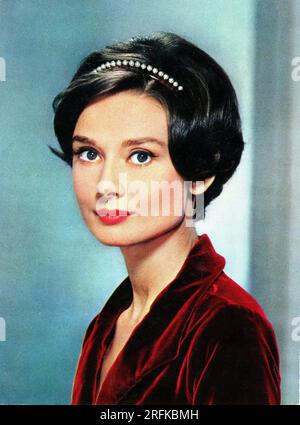 AUDREY HEPBURN um 1960 Farbportrait mit Perlmuttziara Stockfoto