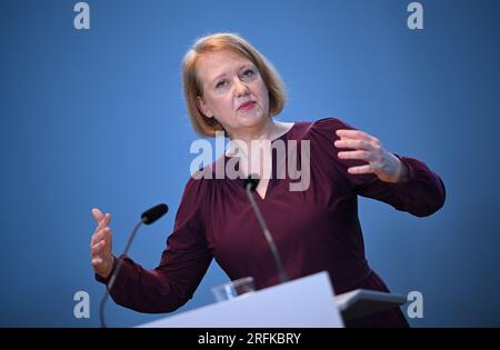 Berlin, Deutschland. 04. Aug. 2023. Lisa Paus (Bündnis 90/die Grünen), Bundesministerin für Familie, Frauen, Senioren und Jugend, spricht auf einer Pressekonferenz über die Umsetzung des Kita-Qualitätsgesetzes. Nach Angaben des Ministers wollen die Staaten in Zukunft rund 4/5 der Mittel in die Qualitätsentwicklung investieren. Kredit: Britta Pedersen/dpa/Alamy Live News Stockfoto