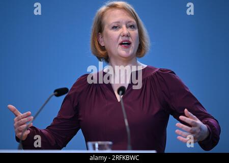 Berlin, Deutschland. 04. Aug. 2023. Lisa Paus (Bündnis 90/die Grünen), Bundesministerin für Familie, Frauen, Senioren und Jugend, spricht auf einer Pressekonferenz über die Umsetzung des Kita-Qualitätsgesetzes. Nach Angaben des Ministers wollen die Staaten in Zukunft rund 4/5 der Mittel in die Qualitätsentwicklung investieren. Kredit: Britta Pedersen/dpa/Alamy Live News Stockfoto