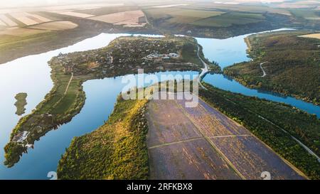 Luftdrohnenansicht der Natur in Moldawien. Dniester River mit Dorf auf einer Insel, Wald und Feldern Stockfoto