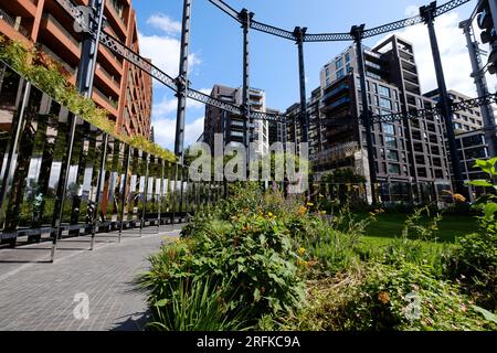 Werfen Sie einen Blick in und um die Gasholder Entwicklung, Kings Cross, London. Auf dem Regent's Canal. Stockfoto