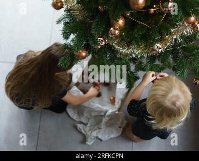 Weihnachtsbaum schmücken Stockfoto