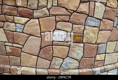 Gespaltene und verarbeitete rote Natursteine werden im Bauwesen verwendet Stockfoto