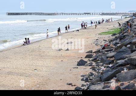 Pondicherry, Indien - 15. Juli 2023: Promenade Beach, der beliebte Strandabschnitt in der Stadt Puducherry, Indien. Stockfoto