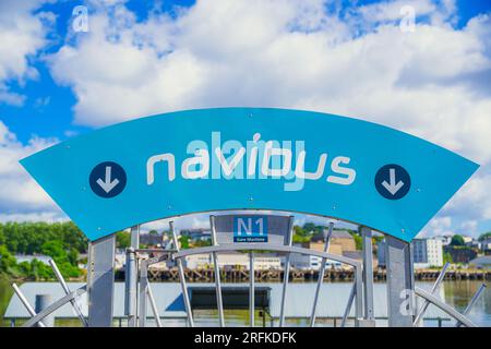 Nantes, Frankreich. 11. Juni 2023. Die Marine hält ein Banner im Bezirk Trentemoult Stockfoto