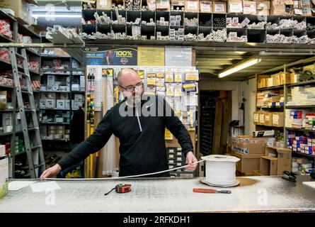 Ein Eisenwarenladen namens Kaylex in Pinner Green Harrow London Stockfoto