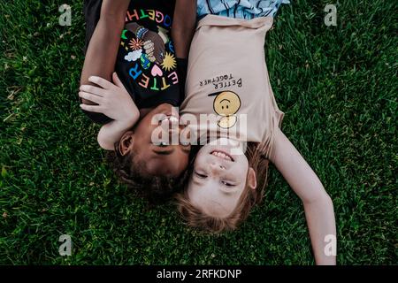 Zwei Mädchen, die in Gnade liefen und sich umarmten Stockfoto