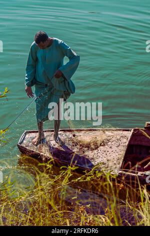 Ein Fischer legt seine Netze am Ufer des Nils bei Luxor ab Stockfoto