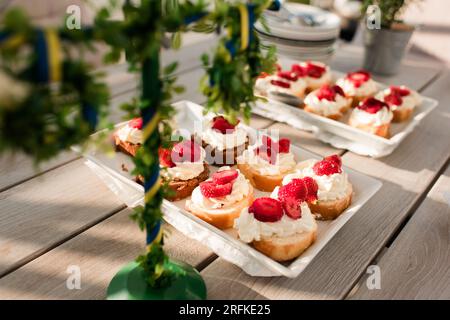 Partyessen auf einer schwedischen Mittelsommer-Party im Hochsommer Stockfoto