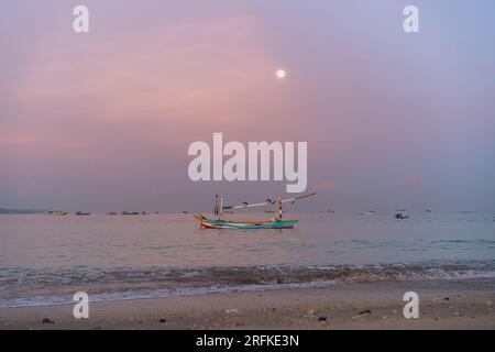 Fischerboote jonglieren bei Sonnenaufgang, Jimbaran, Bali. Stockfoto