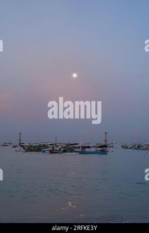 Fischerboote jonglieren bei Sonnenaufgang, Jimbaran, Bali. Stockfoto