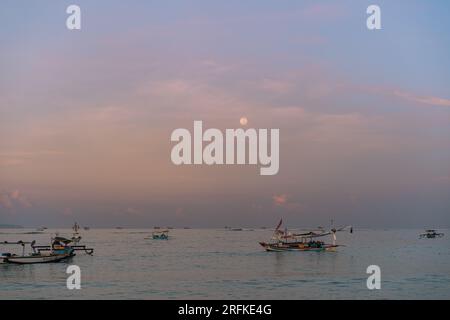 Fischerboote jonglieren bei Sonnenaufgang, Jimbaran, Bali. Stockfoto