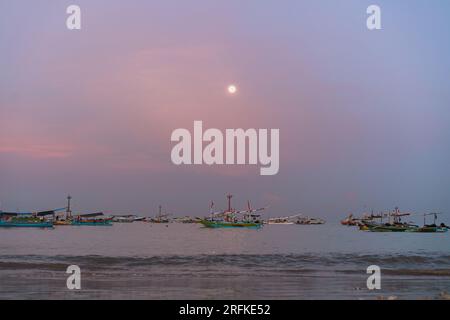 Fischerboote jonglieren bei Sonnenaufgang, Jimbaran, Bali. Stockfoto