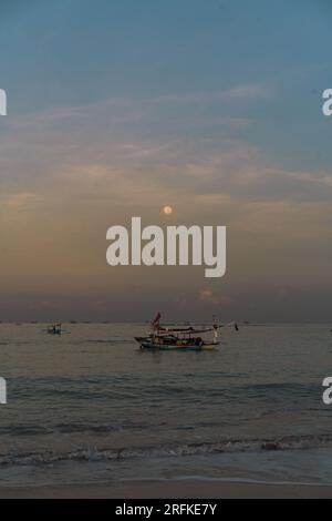 Fischer Rollen ein Fischerboot aus, das vom Wasser bis zum Ufer jukung. Stockfoto