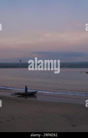 Fischerboote jonglieren bei Sonnenaufgang, Jimbaran, Bali. Stockfoto