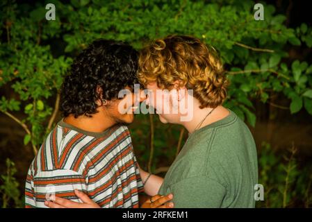 Trans Lovers auf einer Wanderung Stockfoto