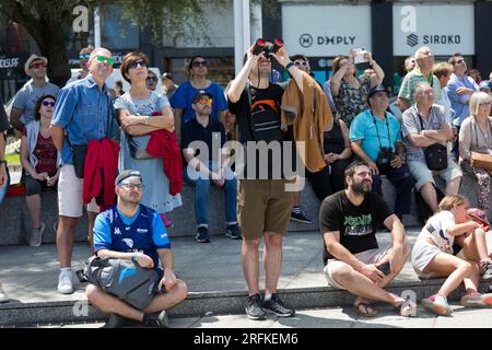 Leute, die Fotos machen, am Strand von San Lorenzo Gijón. Während des Air Festivals. Asturien, Spanien, Europa Stockfoto