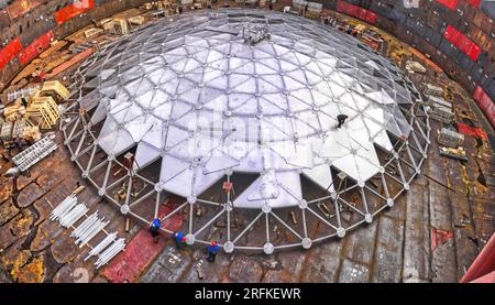 Gewölbtes Metalldach des Öltanks. Stockfoto