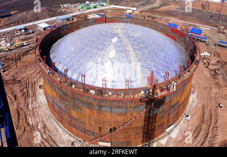 Gewölbtes Metalldach des Öltanks. Stockfoto