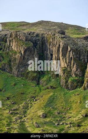 Landschaft mit felsigen Formationen und Hang mit grünem Gras Stockfoto