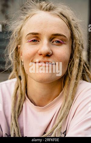 Junge, glückliche Frau mit lächelnden Dreadlocks, Porträt, Nahaufnahme. Stockfoto