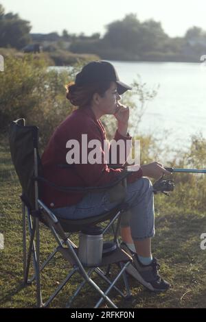 Porträt einer Frau beim Angeln am Seeufer Stockfoto