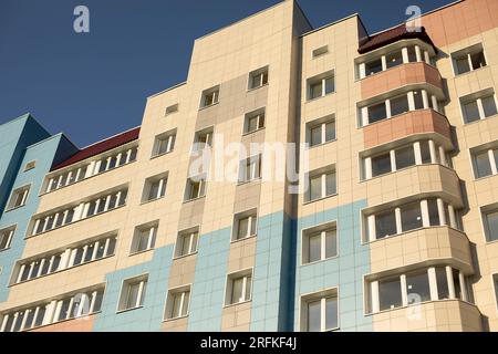Das Gebäude befindet sich im Bau. Neues Haus in der Stadt. Stockfoto