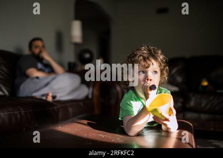 Ruhiger Moment von Kind und Vater im Wohnzimmer Stockfoto