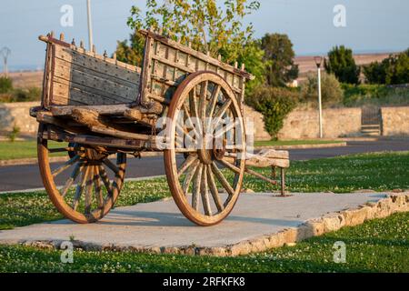 Der alte spanische „kastilische“ Wagen wurde für landwirtschaftliche Arbeiten verwendet, vor allem für den Transport von Heu, Stroh, Getreide usw. Stockfoto