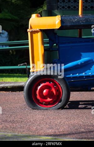 Farbenfroher Traktor auf Spielplatz, Hutt City, Lower Hutt, Wellington, North Island, Neuseeland Stockfoto