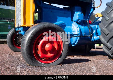 Farbenfroher Traktor auf Spielplatz, Hutt City, Lower Hutt, Wellington, North Island, Neuseeland Stockfoto