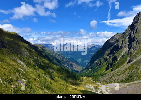 Blick auf das Gradental-Tal und das Gradenmoos-Becken im Untergebiet der Schober-Gruppe von Hohe Tauern in den Mittelöstlichen Alpen, Kärnten, Österreich und den Gipfel von Stockfoto