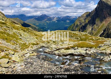 Blick auf die Alpenlandschaft im Gradental-Tal in der Schober-Gruppe von Hohe Tauern in den Mittelöstlichen Alpen, Kärnten, Osterreich mit Gradenbach str Stockfoto