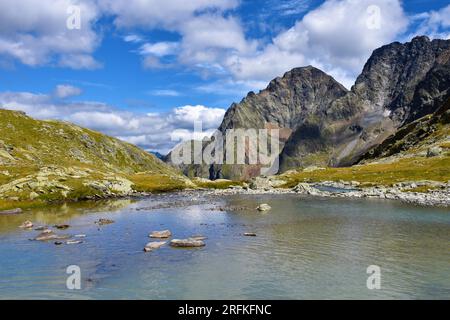 Kleiner Alpensee am Gradenbach im Gradental-Tal im Untergebiet der Schober-Gruppe von Hohe Tauern in den Mittelöstlichen Alpen, Kärnten, Osterreich und t Stockfoto