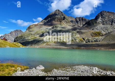 Blick auf den Großen Gradensee und Adolf Noßberger Hütte mit dem Gipfel des Petzeck-Berges Gradental-Tal im Untergebiet der Schober-Gruppe von Hohe Tauern i. Stockfoto