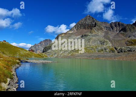 Ufer des Großen Gradensees und Adolf Noßberger Hütte mit dem Gipfel des Petzeck im Gradental-Tal im Untergebiet der Schober-Gruppe von Hohe Taue Stockfoto